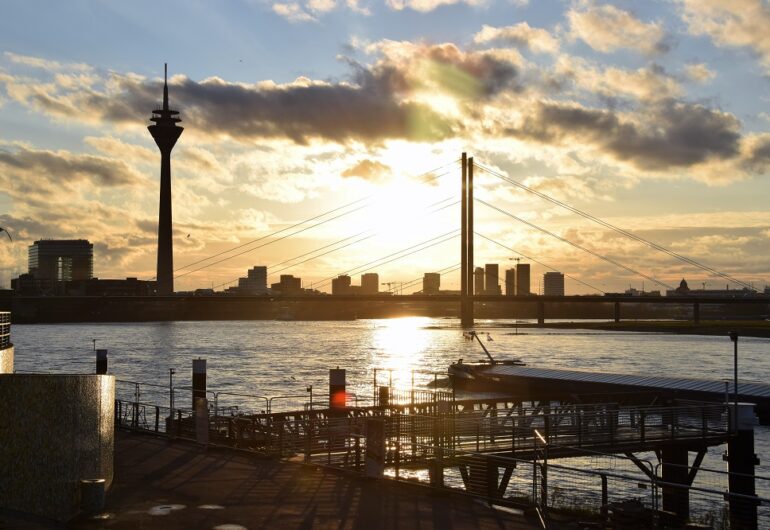 Luxe Kortbij Riviercruise 2020 - Viva Cruises - ms Inspire - Düsseldorf - zonsondergang