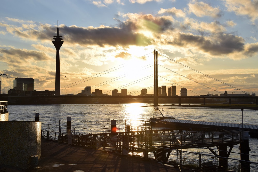 Luxe Kortbij Riviercruise 2020 - Viva Cruises - ms Inspire - Düsseldorf - zonsondergang
